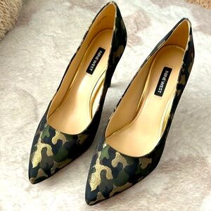 Nine West Gorgeous 4” camo black, green and splashed if gold heels